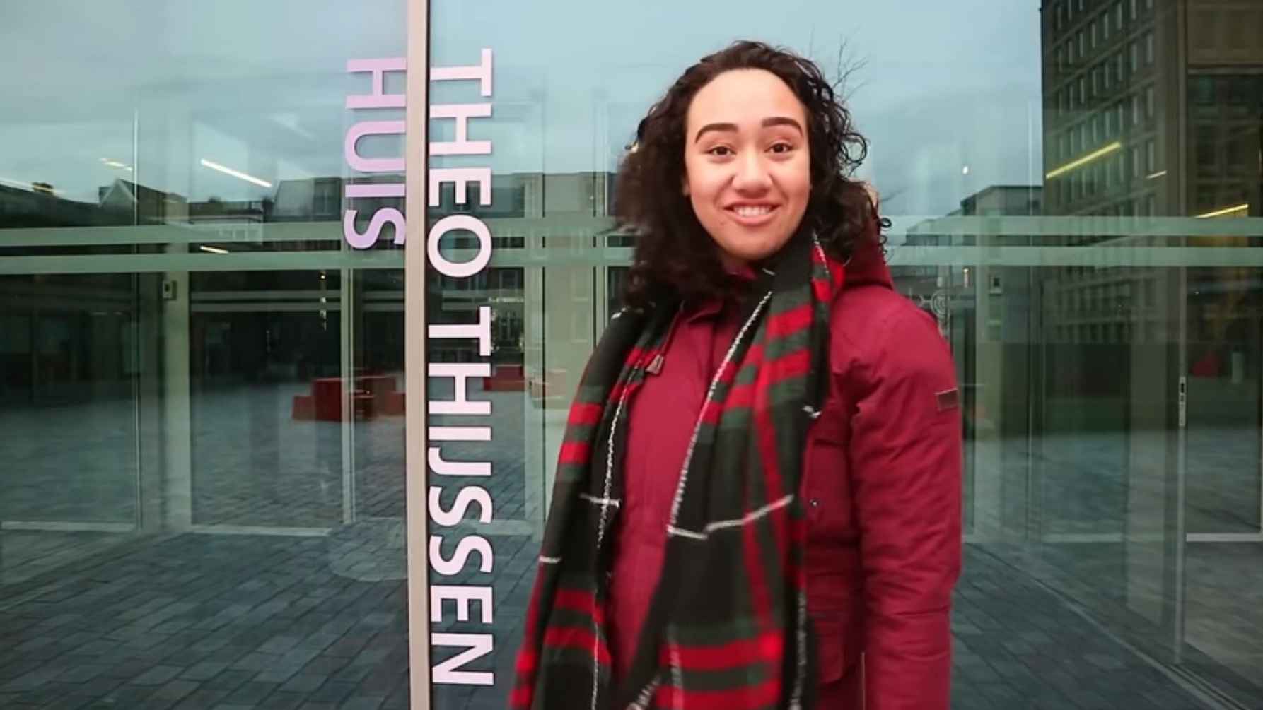 Student Peneloppe laat het Kohnstammhuis en Theo Thijssenhuis zien.