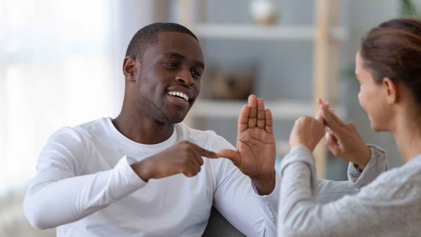 Twee studenten voeren een gesprek via gebarentaal