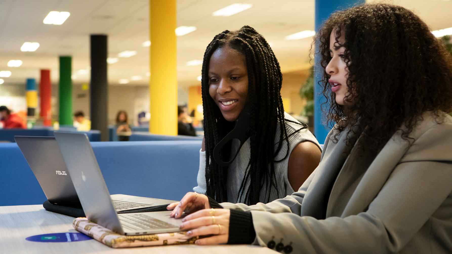 Studenten bekijken de weekagenda op hun laptop