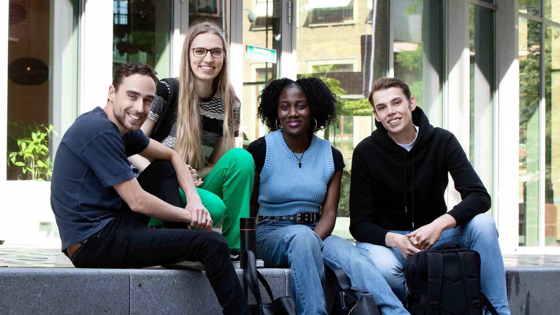 Studenten buiten op de campus