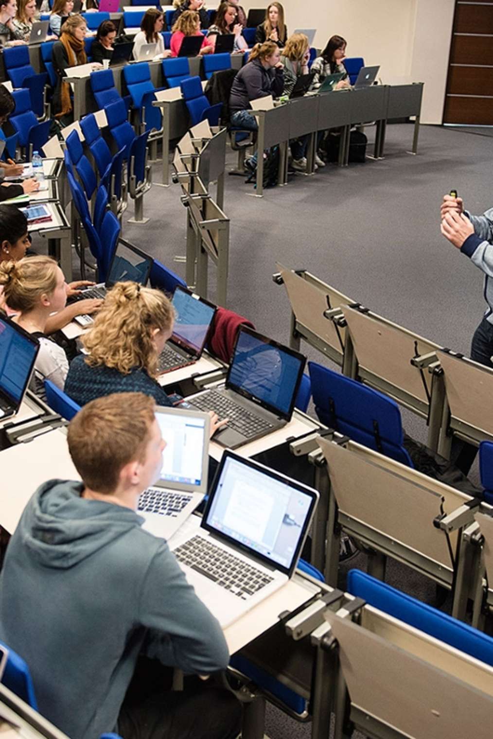 Studenten in collegezaal