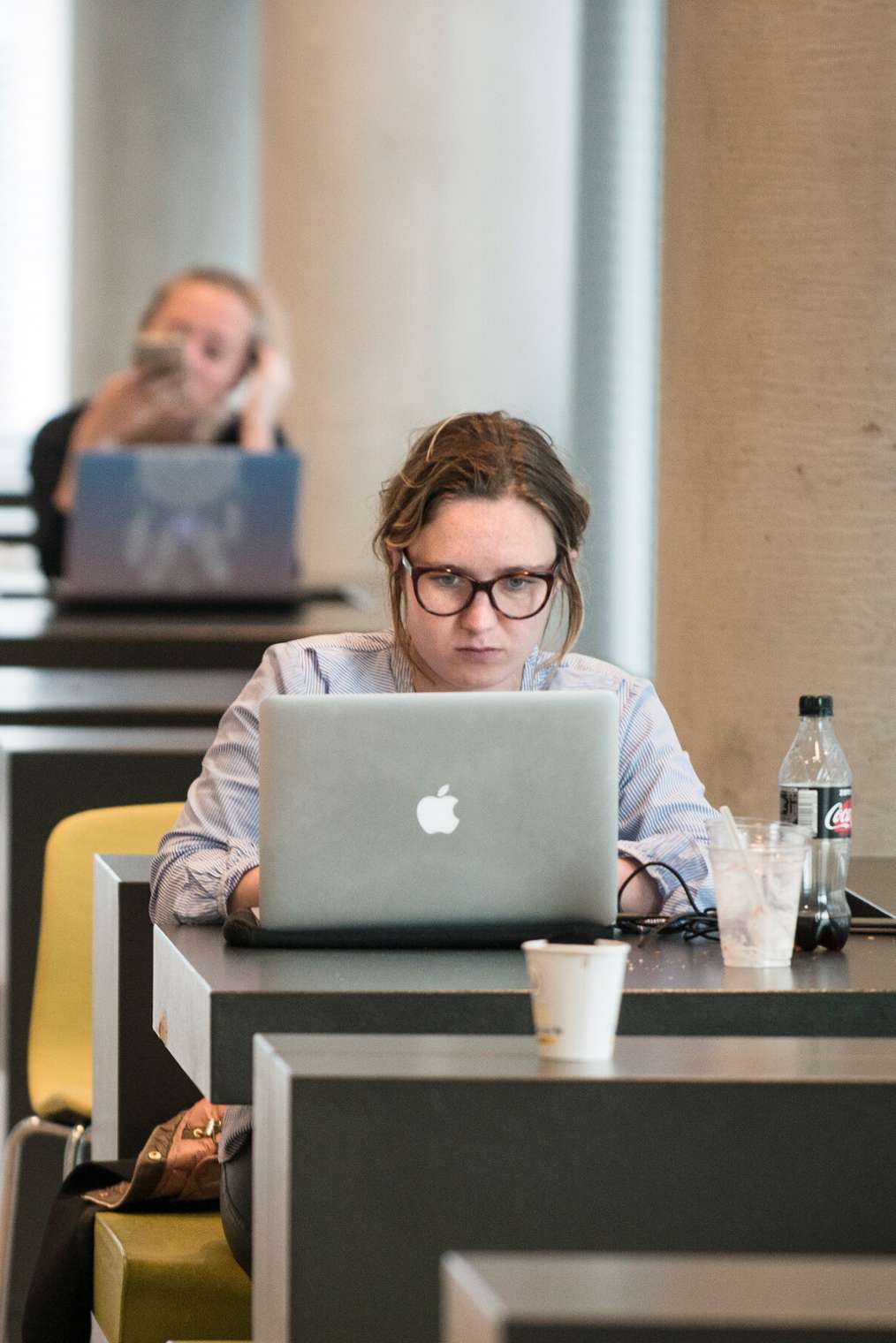 studenten achter laptop