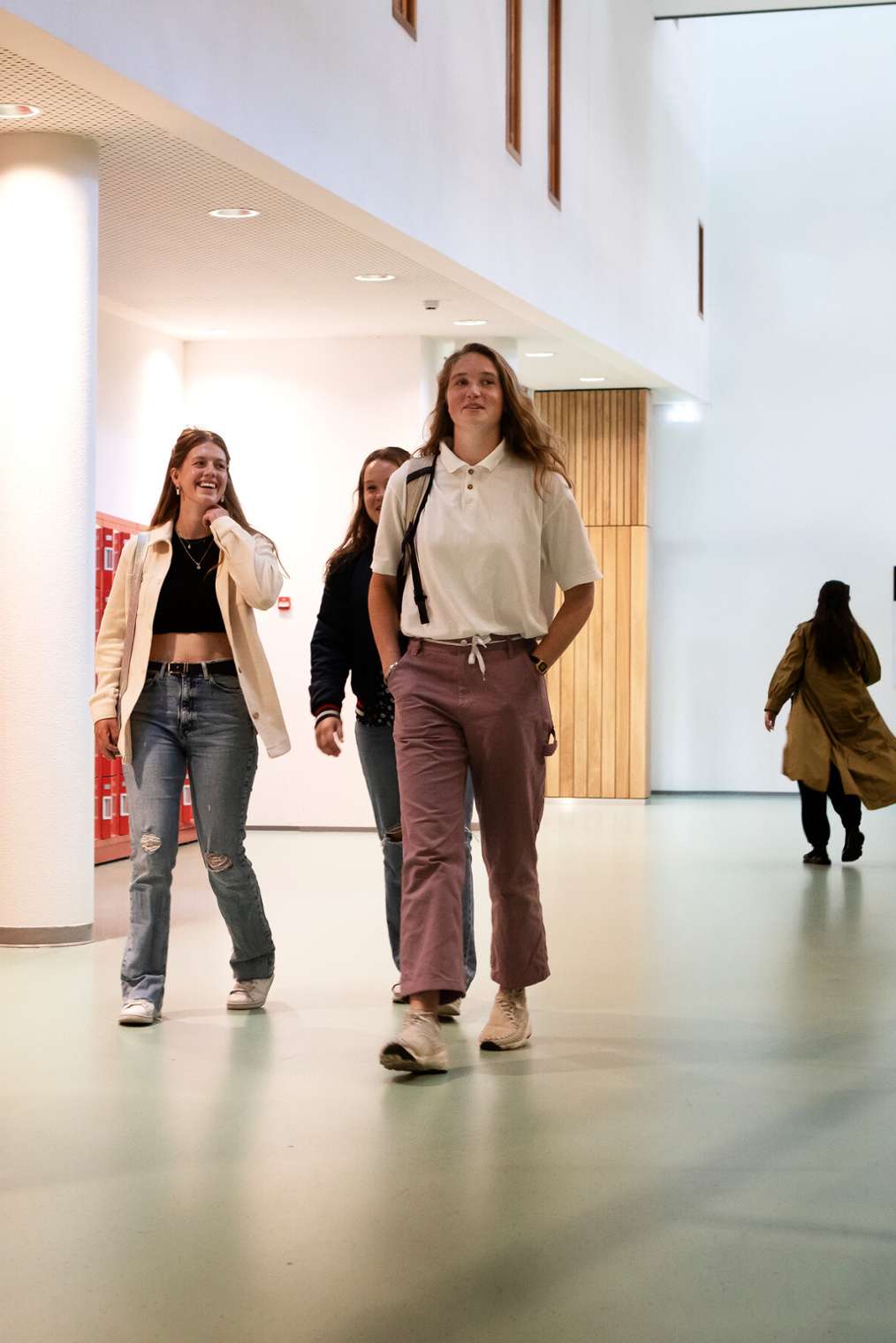 Studenten in een HvA-gebouw