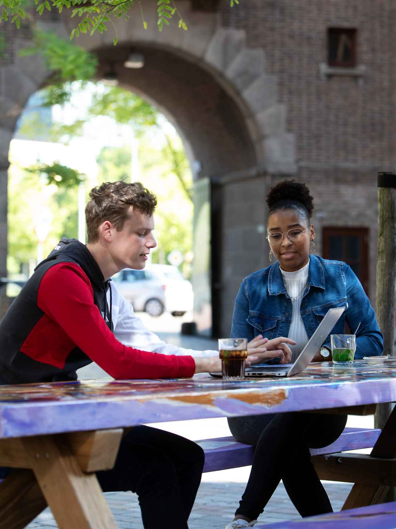 Studenten bekijken de weekagenda van hun opleiding