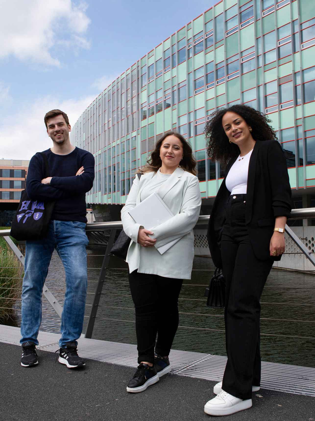 studenten staan samen bij de businesscampus