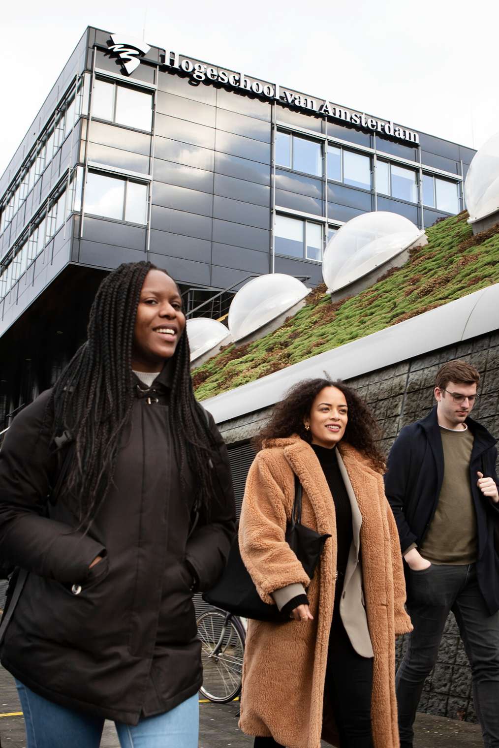 studenten lopen samen bij de sportcampus