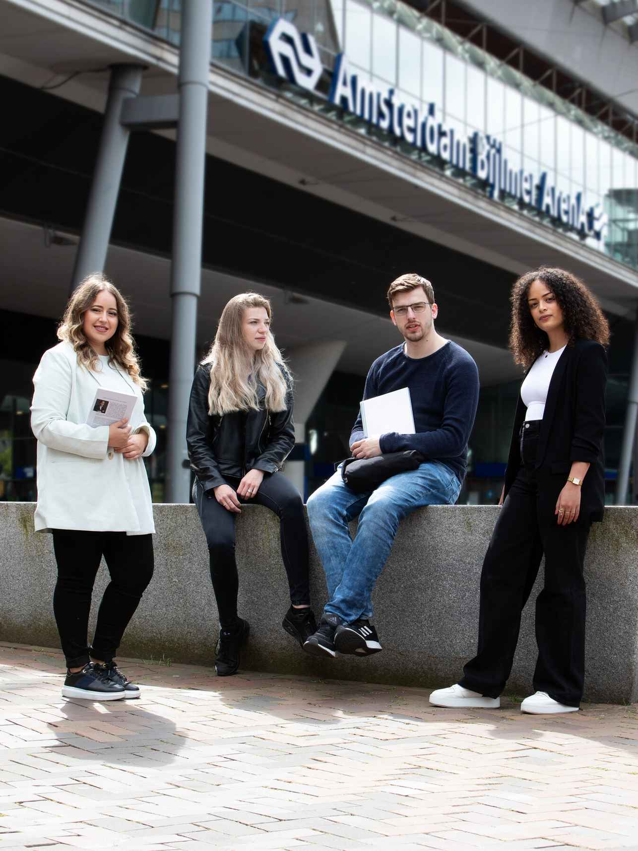 studenten bij station Bijlmer