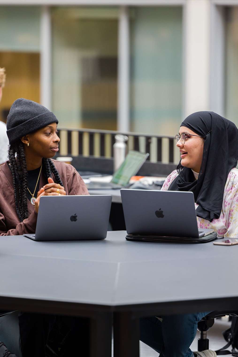 Twee studenten met laptop