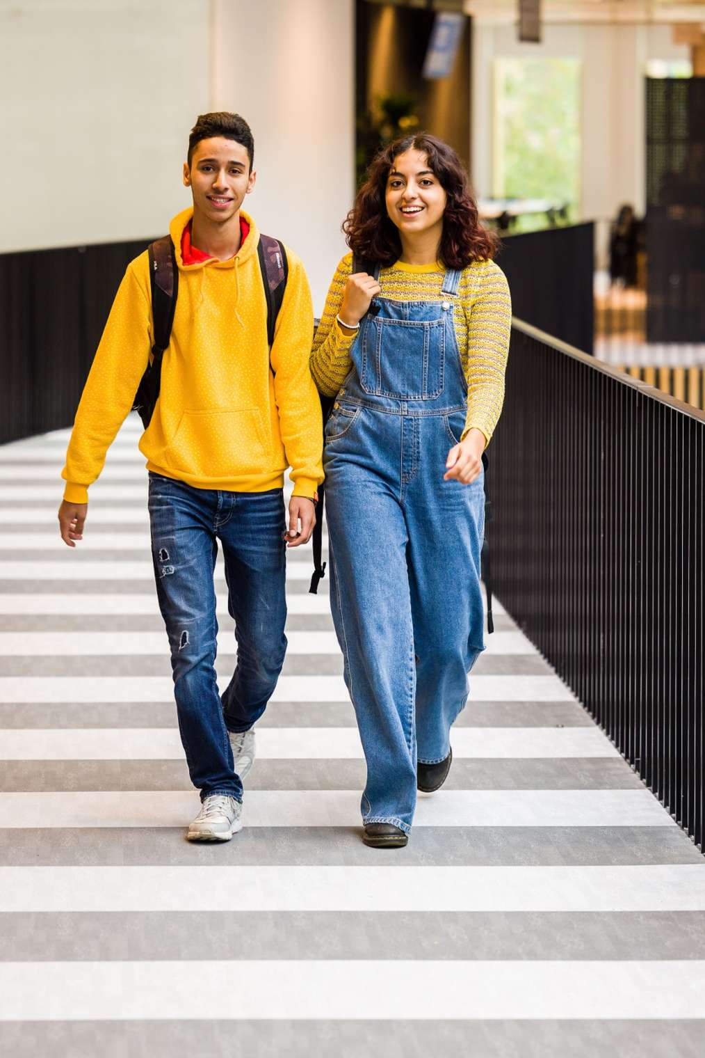 Twee studenten met laptop