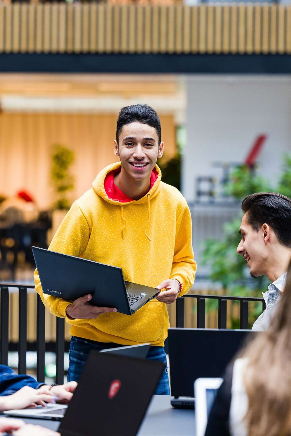 Twee studenten met laptop