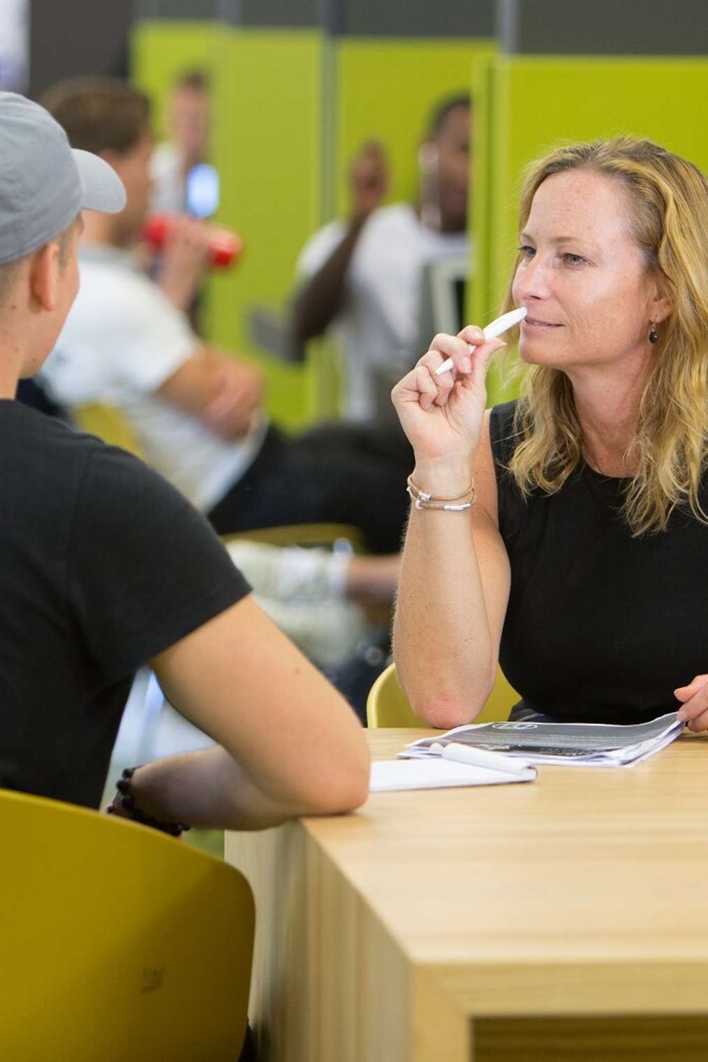 Coach in gesprek met student