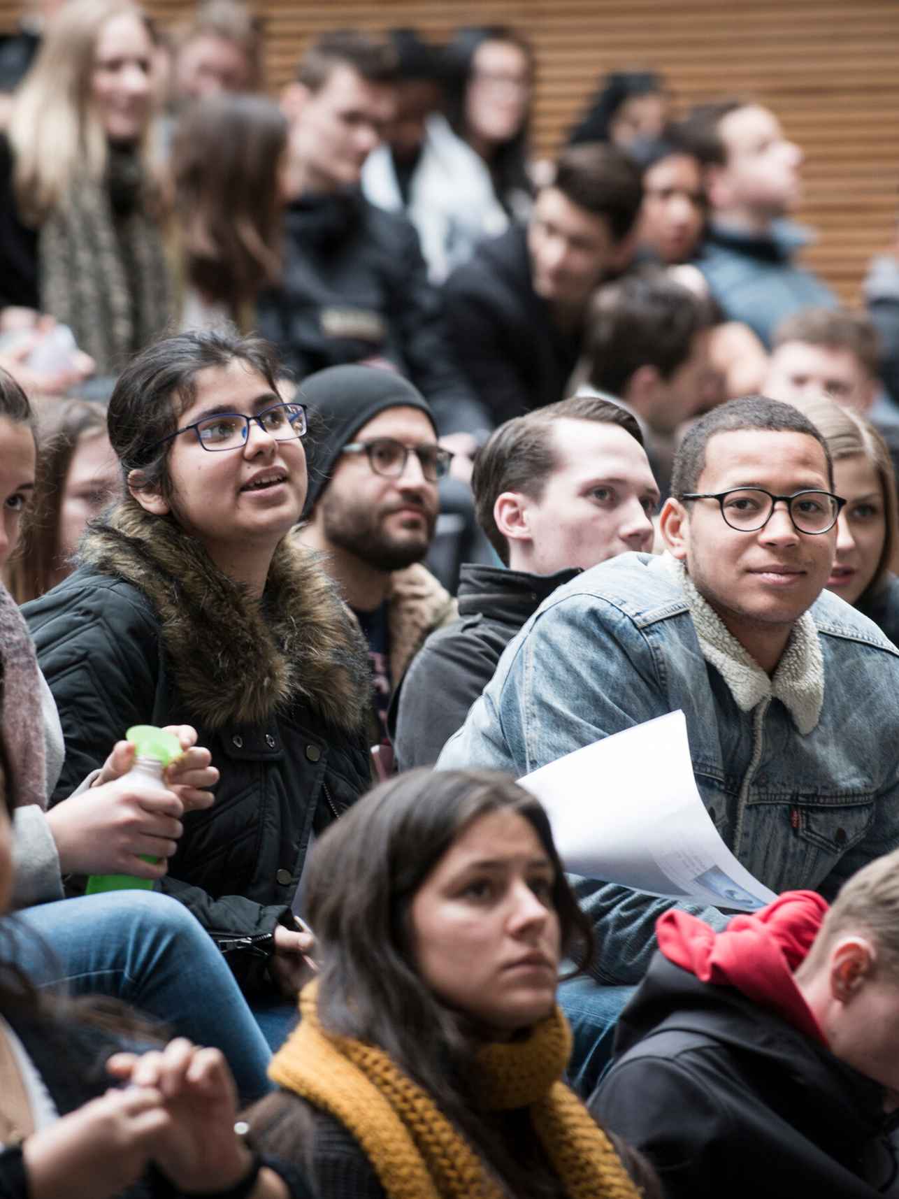 Studiekiezers in collegezaal tijdens open dag