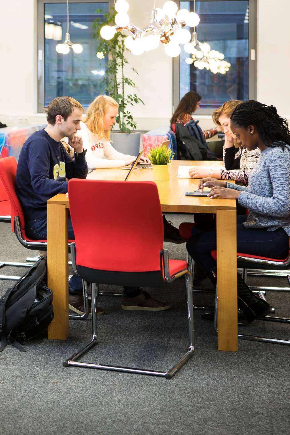 Studenten aan het werk in een projectgroep