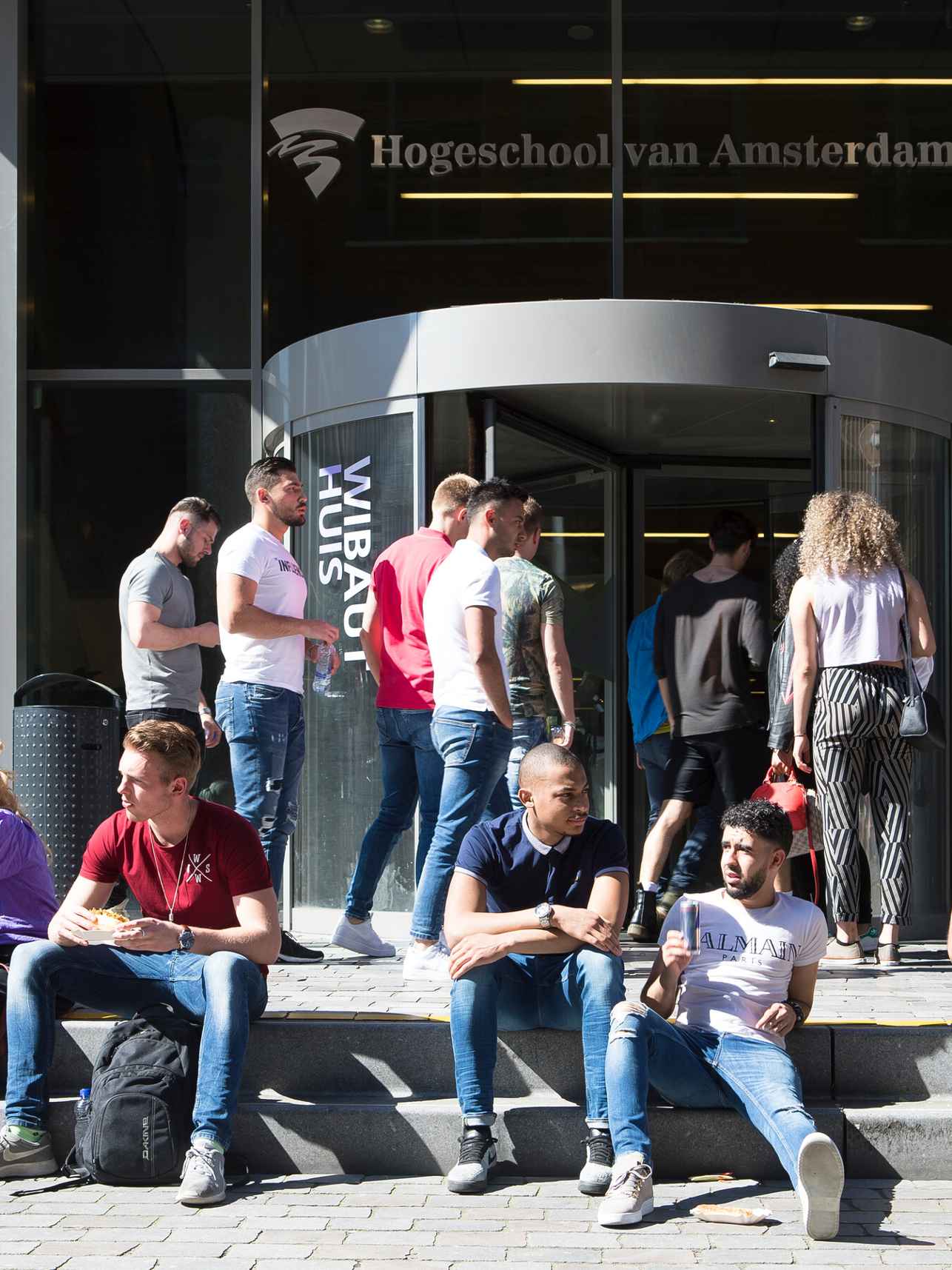 Studenten voor de deur van de HvA