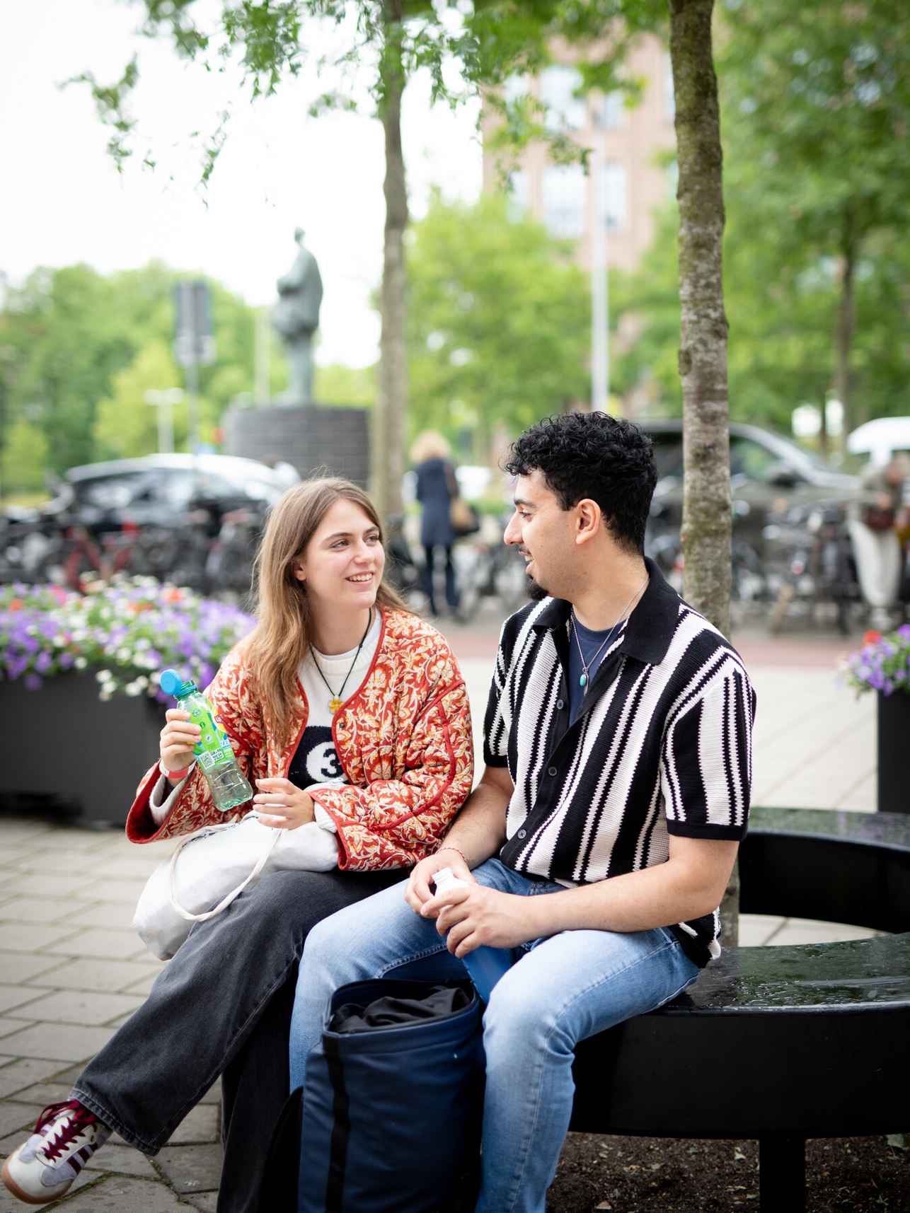 studenten bij station Bijlmer