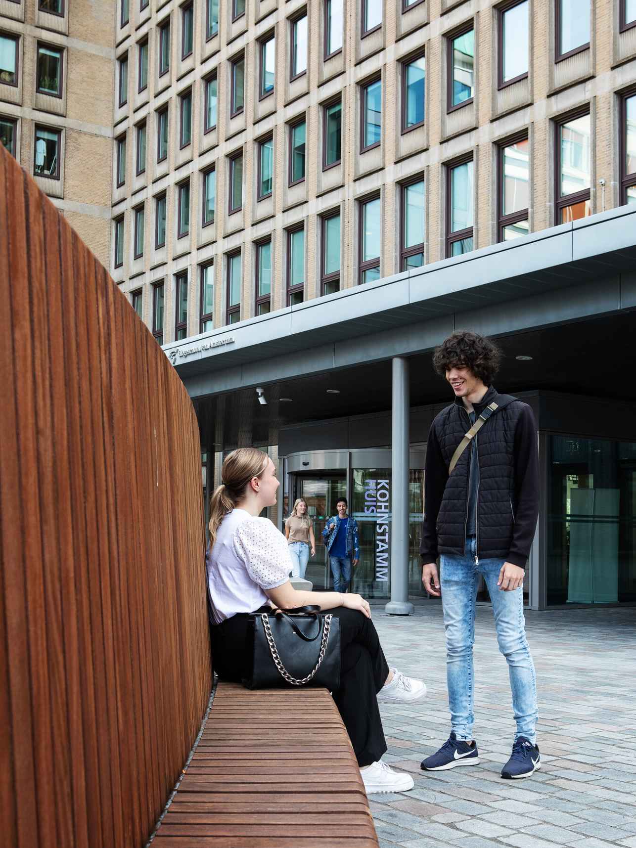 Studenten studeren samen in het Wibauthuis