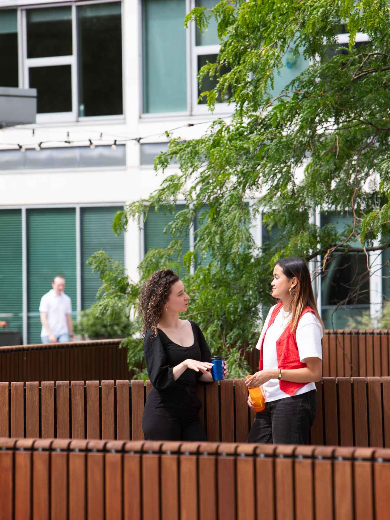 Studenten studeren samen in het Wibauthuis