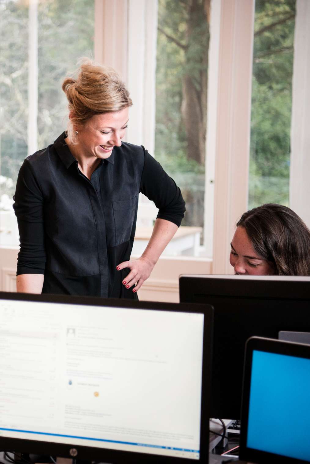 Drie studenten met een laptop